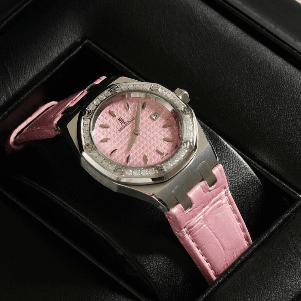 오데마피게 레이디 로얄오크 핑크 텍스처 다이얼 다이아베젤 악어가죽 스트랩 33mm 67601ST