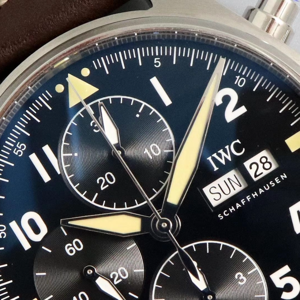ZF공장 IWC 파일럿 스핏파이어 크로노그래프 블랙 다이얼 레더 스트랩 41mm IW387903