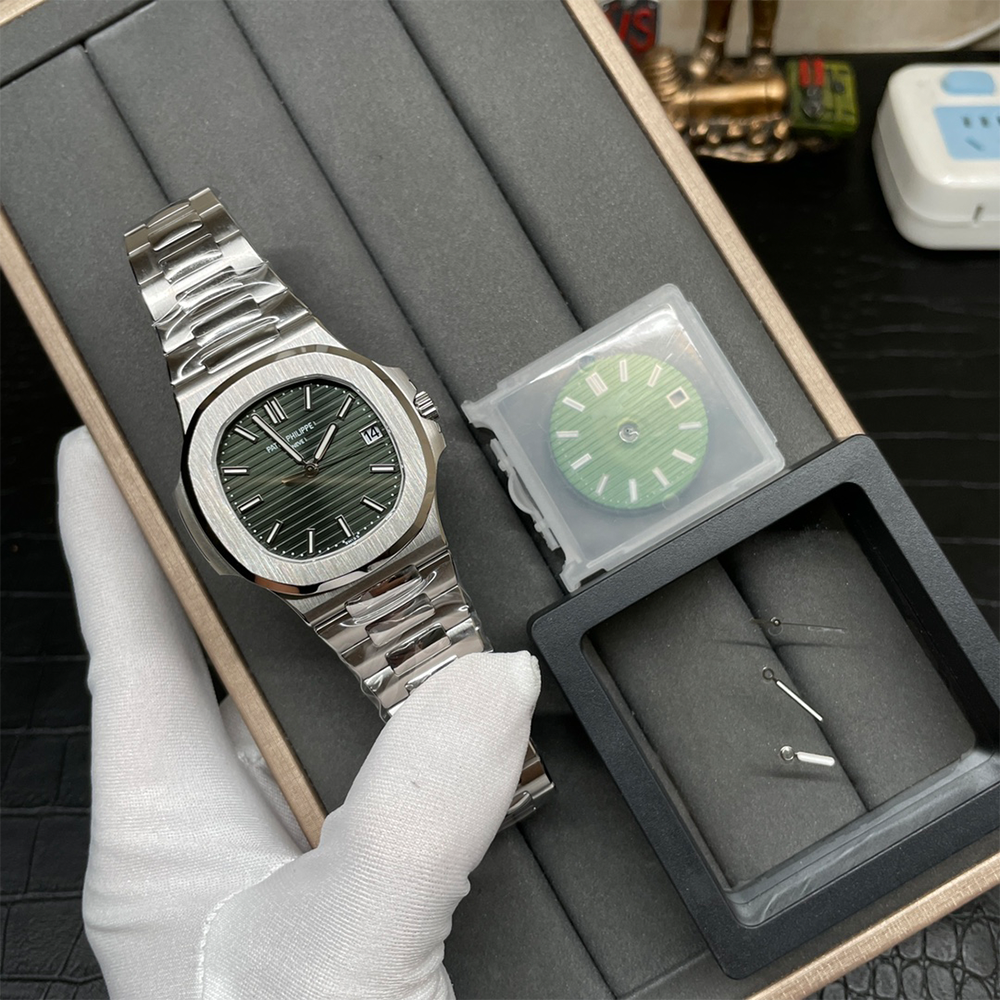 파텍필립 노틸러스 그린 다이얼 SS 브레이슬릿 40mm 5711