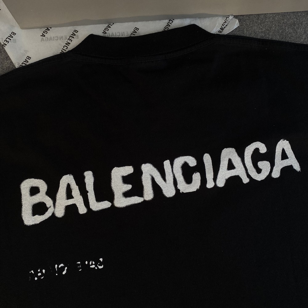 발렌시아가 24SS 페인트 로고 프린팅 반팔 티셔츠