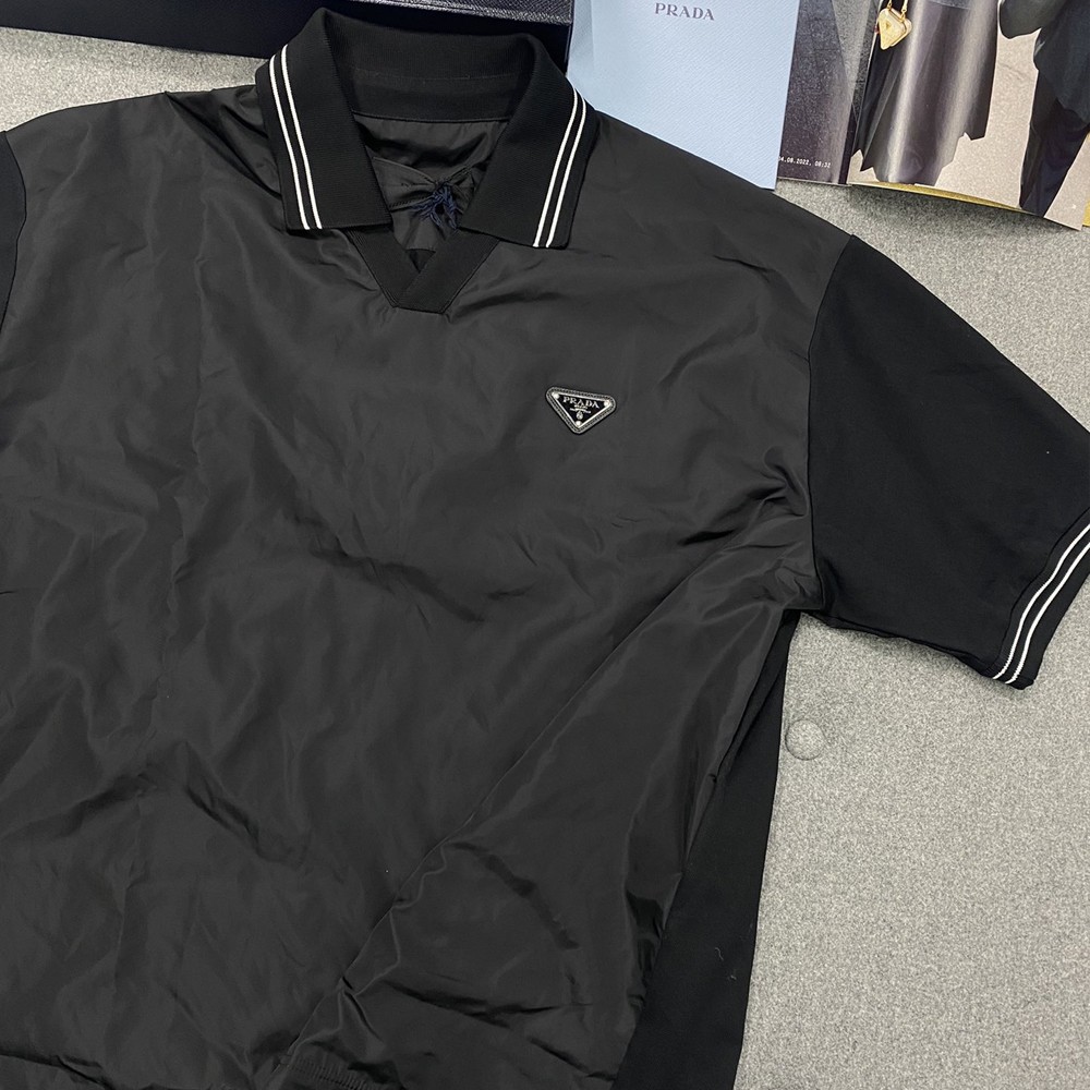 프라다 24SS 메탈로고 리나일론 폴로 반팔 티셔츠
