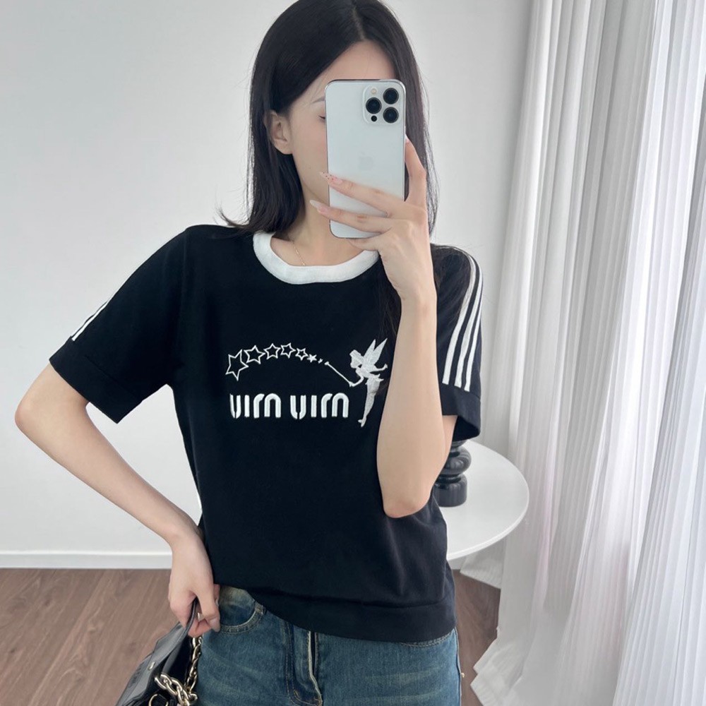 미우미우 24SS 입체 자수 로고 숏 반팔 티셔츠 블랙