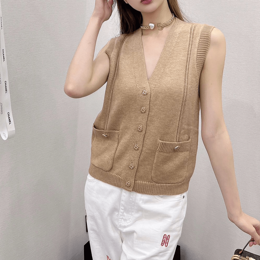 샤넬 24SS 클래식 더블 포켓 니트 조끼 브라운