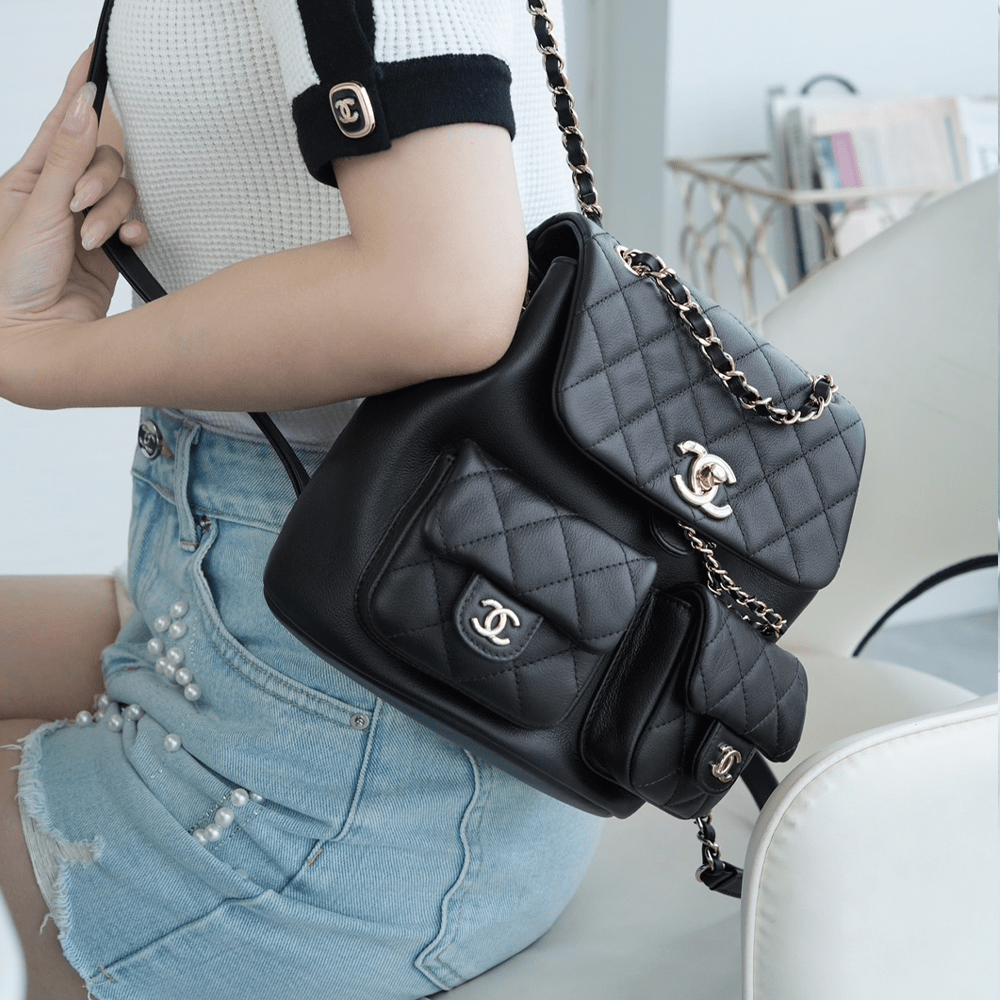 팬더샵 샤넬 23A 듀마 더블 포켓 백 라지 블랙