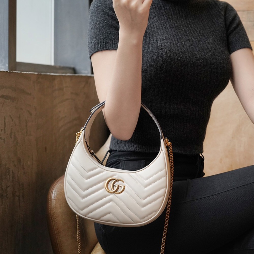 구찌 GG 마몽 레더 하프문 쉐입 미니백 화이트
