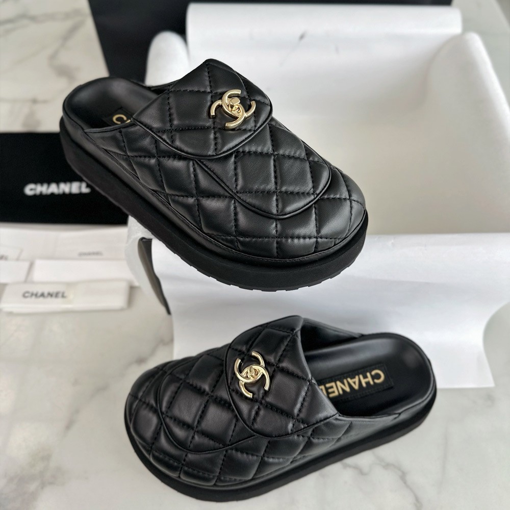 샤넬 24SS 퀼팅 금장 로고 슬리퍼