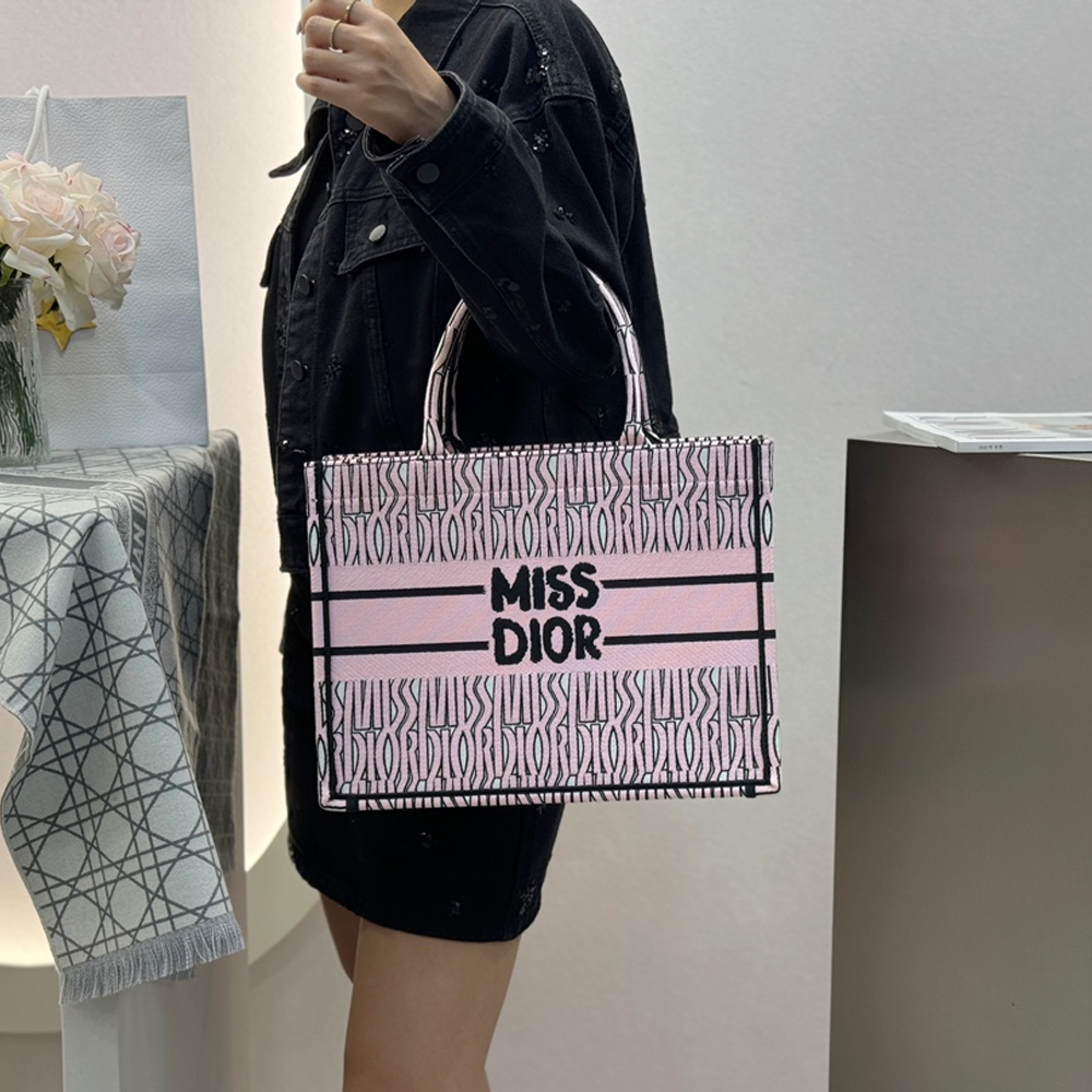 디올 화이트 & 페일 핑크 Miss Dior Allover 자수 북 미듐 토트백