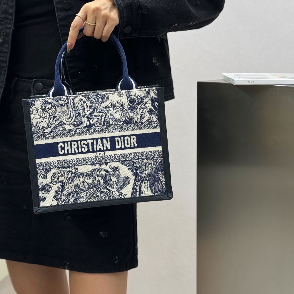디올 북 토트 스트랩 백 스몰 뜨왈 드 주이 소바쥬 화이트 네이비 블루