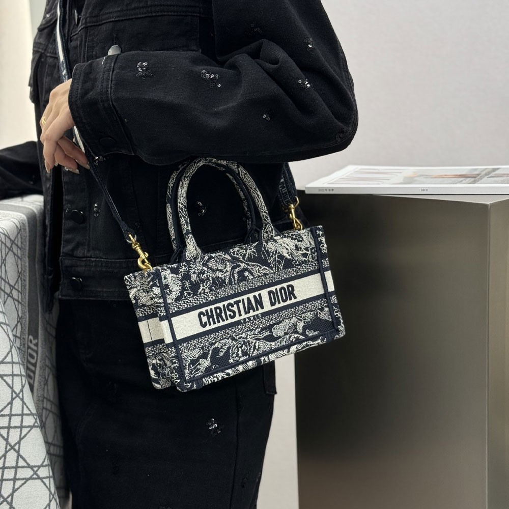 디올 북 토트 스트랩 백 미니 뜨왈 드 주이 리버스 네이비