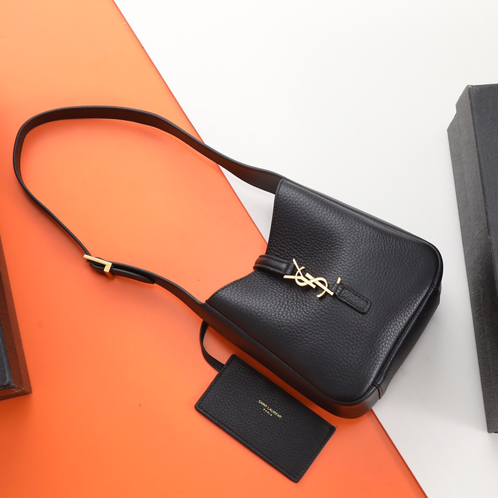 생로랑 파이톤 소재의 유연한 LE 5 À 7 스몰백