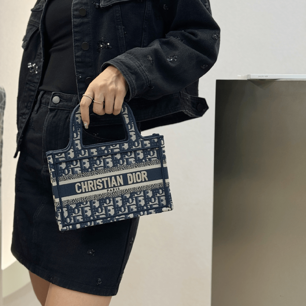 디올 북 토트 오블리크 자수 미니 토트백 블루