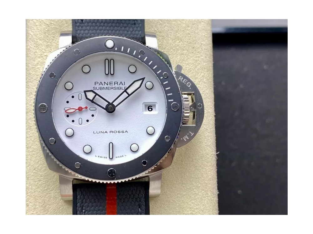 파네라이 섭머저블 루나로사 화이트 다이얼 42mm PAM1579