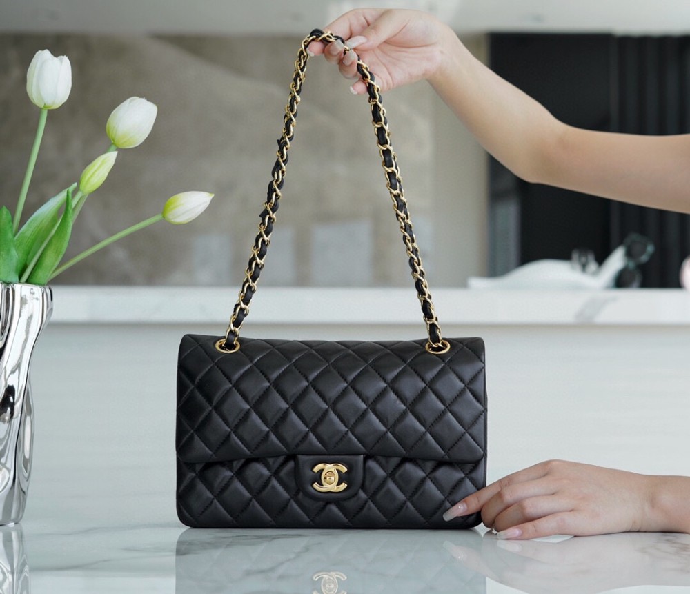 팬더샵 샤넬 클래식 미듐 블랙 금장 램스킨