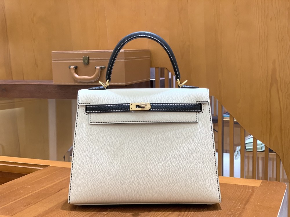 올수공 에르메스 켈리 25 엡송 밀크쉐이크 화이트 블랙 골드 버클