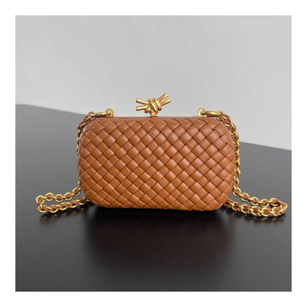 보테가베네타 Knot 양가죽 체인 백 클러치 백 776662