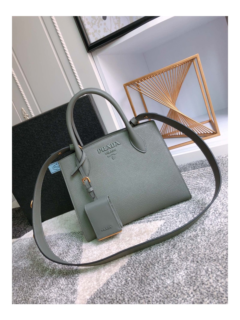 프라다 모노크롬 소형 사피아노 백 슬레이트 그레이