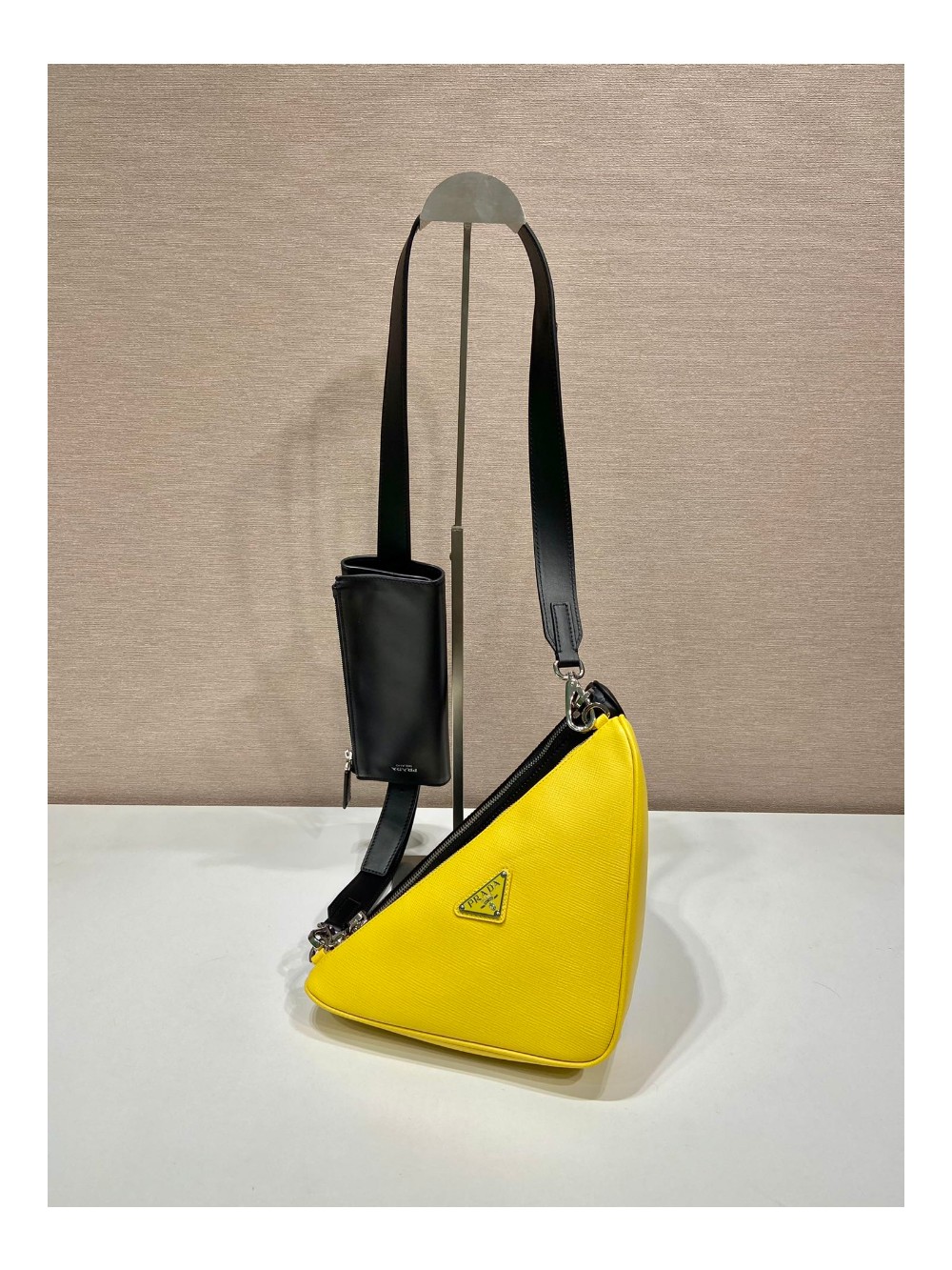 프라다 22FW 트라이앵글 사피아노 레더 디태처블 파우치 더블 숄더백 옐로우