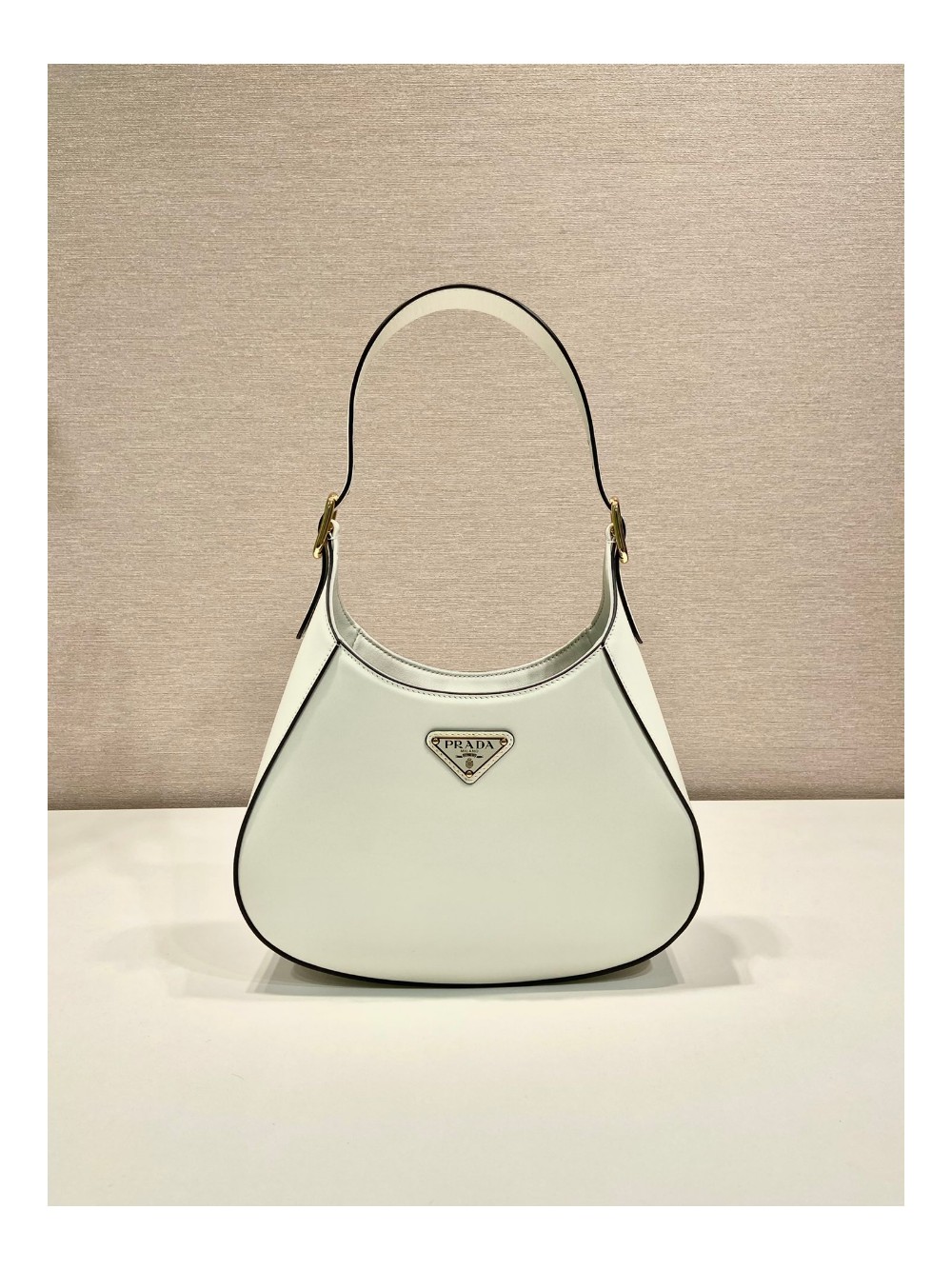 프라다 삼각로고 레더 클리오백 화이트