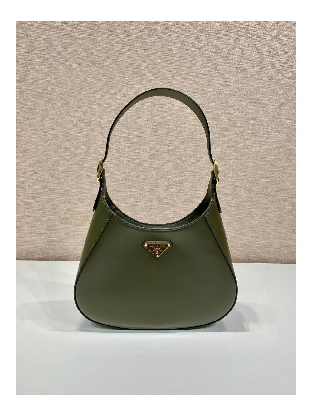 프라다 삼각로고 레더 클리오백 밀리터리그린