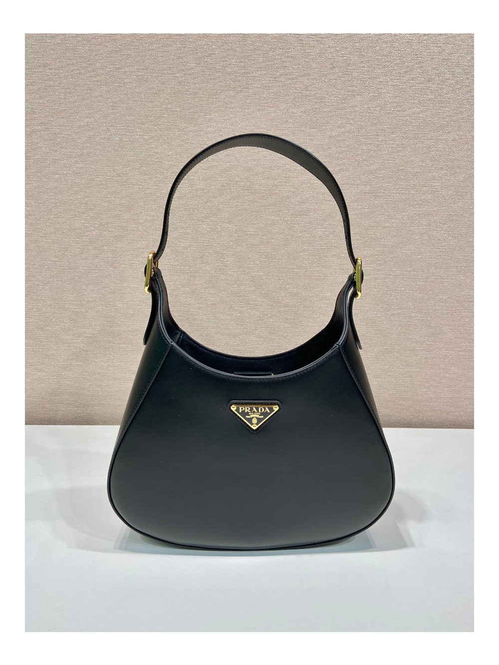 프라다 삼각로고 레더 클리오백 블랙