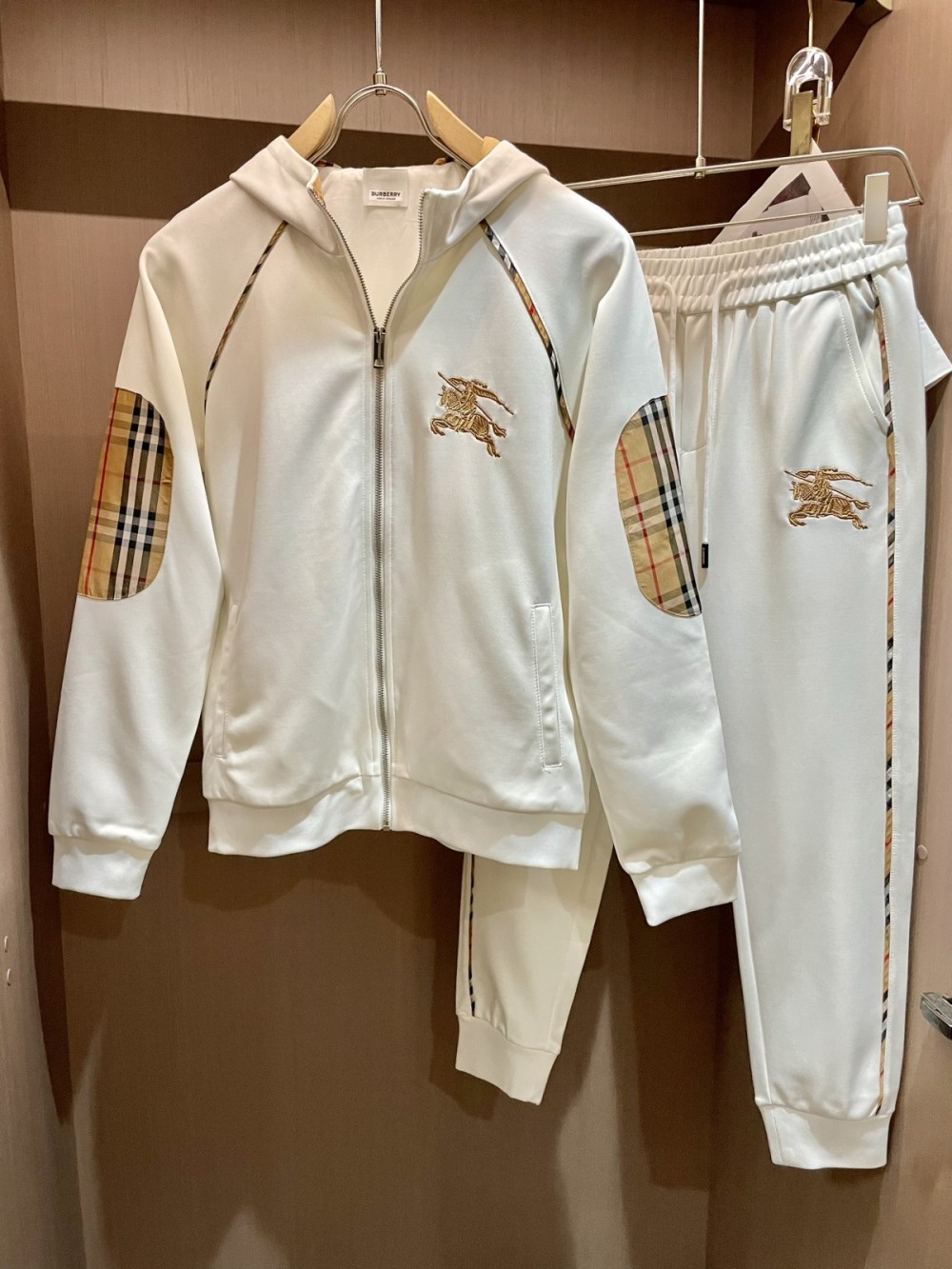 버버리 클래식 체크 트레이닝복 세트 화이트